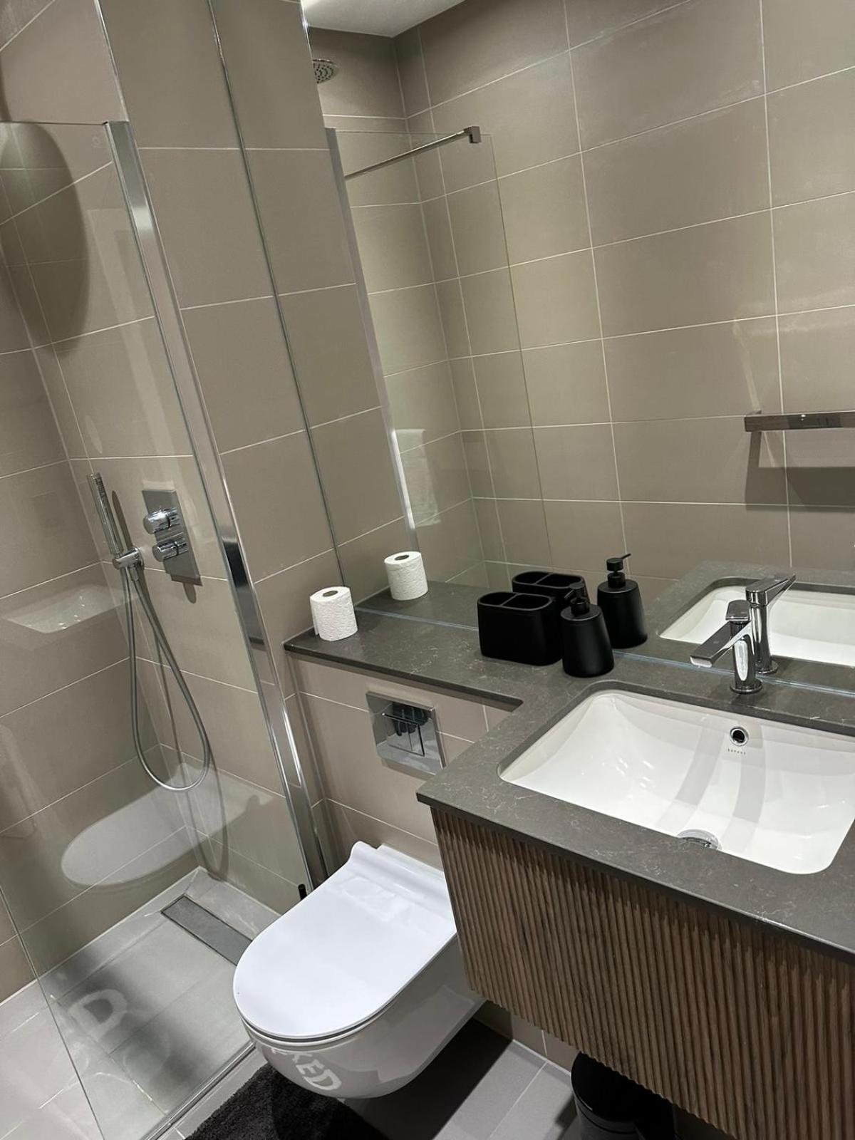 Richardson Deluxe Apartments - 3 Bed Londra Dış mekan fotoğraf