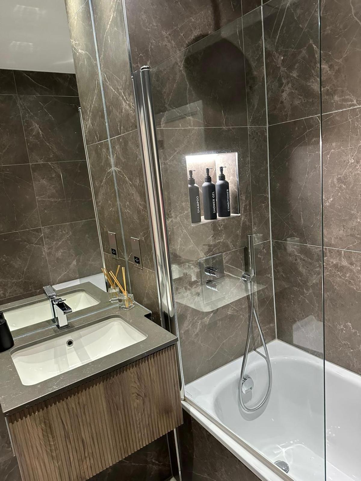Richardson Deluxe Apartments - 3 Bed Londra Dış mekan fotoğraf